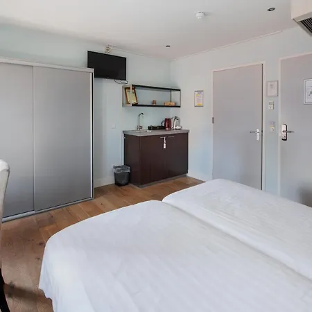 Lightotel Airport Otel 2*
